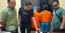 Kanit Reskrim Polsek Tajurhalang, Mareben Simarsoit memperlihatkan barang bukti dari dua peracik Narkoba Sinte di Mapolsek Tajurhalang, Jumat, 23 Mei 2025. (Sumber: Poskota/Angga Pahlevi)