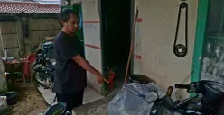 Rama, Pengusaha Garam, menunjukan lokasi tempat penyimpanan barang-barang berharga miliknya yang dicuri di depan rumah, Jumat, 23 Mei 2025. (Sumber: Poskota/Angga Pahlevi)