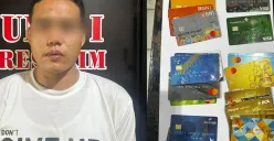 DS, pelaku ganjal ATM diamankan polisi dengan sejumlah barang bukti saat beraksi di SPBU Cendrawasih Raya, Cengkareng, Jakarta Barat, Kamis, 22 Mei 2025. (Sumber: Dok Polsek Cengkareng)