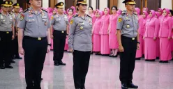 Kapolri Listyo Sigit Prabowo menaikkan pangkat 49 orang perwira Polri. (Sumber: Mabes Polri)