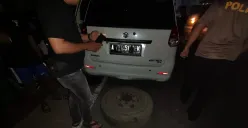 Petugas Unit Reskrim Polsek Ciruas mengamankan barang bukti dari pelaku pencurian ban mobil. (Sumber: Dok. Polsek Ciruas)