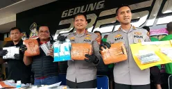Polres Metro Bekasi mengungkap kasus peredaran narkoba jenis ganjar di wilayah jaringan Depok-Bekasi. (Sumber: POSKOTA | Foto: Nurpini Aulia Rapika)