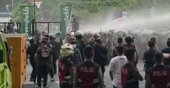 Ratusan Bobotoh berusaha ingin menjebol pagar Stadion Gelora Bandung Lautan Api (GBLA) namun berhasil dihalau polisi dengan mengerahkan Water Canon. (Sumber: Capture Netizen)