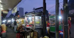 Suasana kawasan Jembatan Merah, salah satu pusat kuliner yang ramai dikunjungi di Kota Bogor. (Sumber: POSKOTA | Foto: Sekar Putri Andini)