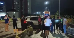Mobil menabrak separator jalan di flyover Pesing Jalan Daan Mogot, Cengkareng, Jakarta Barat, Minggu, 25 Mei 2025, dini hari WIB. (Sumber: Poskota/Pandi Ramedhan)