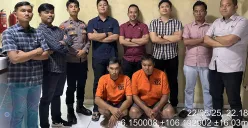Dua tersangka kasus dugaan penggelapan kendaraan dump truk saat ditahan di Mapolda Banten. (Sumber: Dok. Polda Banten)