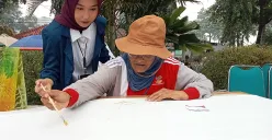 Para lansia di Sentra Pangudi Luhur menunjukkan kebolehannya dalam melukis dan membuat batik ciprat. (Sumber: POSKOTA | Foto: Nurpini Aulia Rapika)