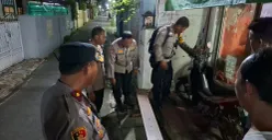 Kapolsek Beji Polres Metro Depok bersama jajaran melakukan patroli dialogis ke rumah warga sekaligus sosialisasi pembagian Gembok Gratis di Gang H Atan Kelurahan Kemirimuka, rawan pencurian motor (curanmor). (Sumber: Poskota/Angga Pahlevi)