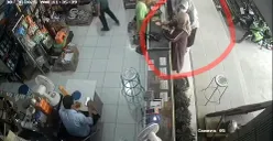 Tangkap layar rekaman CCTV terduga pelaku penipuan saat menawarkan bantuan kepada korban di Jakarta Timur.