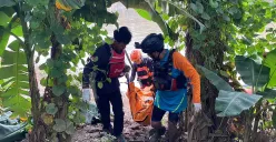 Proses evakuasi jenazah Towe, warga Kampung Gabus Tengah, Desa Srijaya, Tambun Utara, yang tewas tenggelam di Kali CBL. (Sumber: Dok. SAR Jakarta)