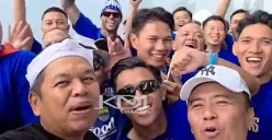 Gubernur Jawa Barat Dedi Mulyadi bersama para pemain Persib Bandung. (Sumber: YouTube/KANG DEDI MULYADI CHANNEL)