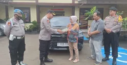 Kapolsek Beji Polres Metro Depok, Kompol Josman Harianja, mengembalikan mobil Toyota Avanza yang sempat dicuri kepada pemiliknya, didampingi Kanit Reskrim AKP Wahyudi, di Mapolsek Beji, Senin 26 Mei 2025. (Sumber: Polsek Beji)