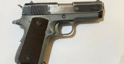 Barang bukti berupa senjata pistol replika tanpa izin disita polisi dari DH alias Keling, 24 tahun, mahasiswa, di Jalan Raya Mekarsari, Cimanggis, Depok. (Sumber: Polsek Cimanggis)