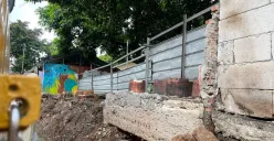 Kondisi tembok SMA Negeri 103 di Duren Sawit, Jakarta Timur, usai jebol pada Sabtu, 24 Mei 2025. (Sumber: Poskota/Pandi Ramedhan)