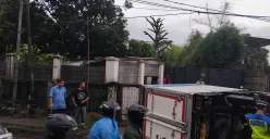 Petugas Unit Laka Lantas Polres Metro Depok mengevakuasi truk yang terguling di Jalan Raya Bojongsari - Ciputat, Senin, 26 Mei 2025, pagi. (Sumber: Polres Metro Depok)