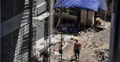 Ilustrasi, sejumlah pekerja menyelesaikan pembangunan gedung sekolah di SD Negeri 01 dan 02 Cikini, Jakarta, Selasa, 27 Mei 2025. (Sumber: Poskota/Bilal Nugraha Ginanjar)