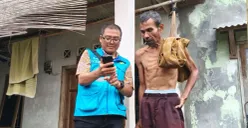 Petugas PLN UP3 Pondok Gede sedang membantu warga untuk memahami cara penggunaan SwaCam melalui PLN Mobile. (Sumber: Dok. PLN)