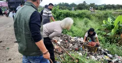 Tumpukan sampah di Jalan Raya Bogor - Kemang dibersihkan secara swadaya. (Sumber: Dok Polsek Tajurhalang)