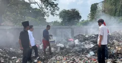 Pemkot Jakbar tindak warga yang melakukan pembakaran sampah di lapangan kosong kawasan Cengkareng, Jakarta Barat, Rabu, 28 Mei 2025. (Sumber: Pemkot Jakbar)