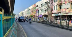 Kondisi jalan dan trotoar di bawah Flyover Pasar Ciputat, Tangerang Selatan pasca penertiban PKL pada Rabu, 28 Mei 2025. (Sumber: POSKOTA | Foto: Primayanti)