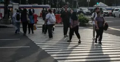 Sistem ETLE hanya merekam pelanggaran oleh kendaraan bermotor, bukan pejalan kaki. Polda Metro Jaya meluruskan kabar yang menyebut tilang elektronik berlaku untuk pengguna jalan non-kendaraan. (Sumber: Poskota/Bilal Nugraha Ginanjar)