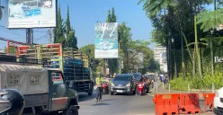 Sejumlah kendaraan melintas di Simpang Betrix Lembang, Kamis 29 Mei 2025. (Sumber: Poskota/Gatot Poedji Utomo)