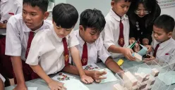 Sejumlah siswa Sekolah Dasar (SD) didampingi pebimbing mengikuti simulasi merancang tata kota di ruang instalasi interaktif Anak Museum MACAN, Jakarta, Kamis, 22 Mei 2025. (Sumber: Poskota/Bilal Nugraha Ginanjar)