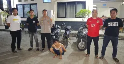 Tersangka YS, pelaku pencurian motor saat diamankan di Mapolsek Carenang. Saat diamankan, YS mengaku sebagai anggota ormas di Banten. (Sumber: Polsek Carenang)