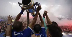 Para pemain Persib Bandung mengangkat trofi piala Liga 1 2024/2025 usai melakoni laga terakhir melawan Persis Solo di Stadion GBLA pada Sabtu, 25 Mei 2025. (Sumber: PERSIB)