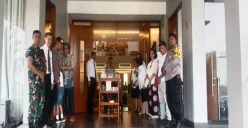 Personel keamanan dari kepolisian dan TNI di Cinere melakukan pengamanan pada Gereja GKI Lereng yang dipadati jemaat. (Sumber: Polsek Cinere)