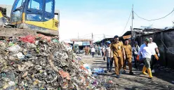Wakil Wali Kota Tangerang Selatan, Pilar Saga, meninjau kondisi TPS3R di Pasar Cantik, Kecamatan Ciputat. (Sumber: Humas Pemkot Tangsel)