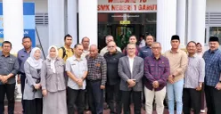 Anggota DPRD Provinsi Jawa Barat saat berkunjung ke SMK Negeri 1 Garut untun meninjau penerapan PLTS Atap yang digunakan untuk memenuhi kebutuhan kelistrikan di sekolah tersebut. (Sumber: Istimewa)
