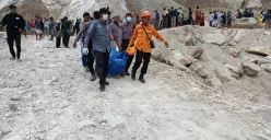 Evakuasi korban bencana longsor di kawasan tambang Gunung Kuda, Desa Cipanas, Dukupuntang, Kabupaten Cirebon, Jawa Barat, pada Jumat, 30 Mei 2025. (Sumber: BNPB)