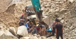 Evakuasi korban bencana longsor di kawasan tambang Gunung Kuda, Desa Cipanas, Dukupuntang, Kabupaten Cirebon, Jawa Barat, pada Jumat, 30 Mei 2025. (Sumber: Humas Polda Jawa Barat)