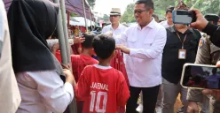 Gubernur Banten, Andra Soni, saat mengunjungi warga korban banjir bandang yang tinggal di Huntap di Kecamatan Lebakgedong, Kabupaten Lebak. (Sumber: Pemprov Banten)