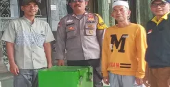 Anggota Bhabinkamtibmas Jatijajar bersama pengurus Masjid Al-Ishlah, Kelurahan Jatijajar, Kecamatan Tapos, mengecek lokasi kotak amal yang sempat dicuri namun gagal digondol pelaku. (Sumber: Polsek Cimanggis)