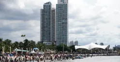 Suasana pengunjung di Pantai Ancol, Jakarta Utara. (Sumber: Poskota/Bilal Nugraha Ginanjar)