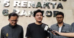 Salah satu mahasiswa Trisakti berinisial MAA, 21 tahun yang sempat ditangkap dan ditahan saat demo di Balai Kota Jakarta, diizinkan pulang, saat ditemui di Polda Metro Jaya, Jakarta Selatan, Jumat, 30 Mei 2025. (Sumber: Poskota/Ali Mansur)