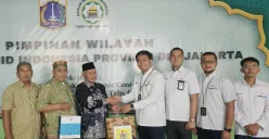 Penyerahan cinderamata PLN kepada DMI Provinsi DKI Jakarta bersinergi menghadirkan energi hijau di seluruh masjid Jakarta. (Sumber: Dok. PLN UID Jakarta Raya)