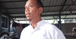 Ahmad Jupri, 44 Tahun, pemilik ternak Berkah Bersama Sejahtera (BBS) yang sukses merintis karirnya hingga bisa menjual ribuan ekor sapi dan mendapatkan penghargaan dari kampus ternama. (Sumber: Poskota/Nurpini Aulia Rapika)
