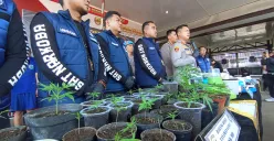 Barang bukti peredaran narkoba jenis ganja yang diolah menjadi kue dan cokelat yang berhasil diungkap Polres Cimahi. (Sumber: POSKOTA | Foto: Gatot Poedji Utomo)