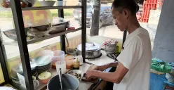 Ripno, pedagang soto di Jalan WR Supratman, Pondok Ranji, Tangerang Selatan. (Sumber: POSKOTA | Foto: Ali Mansur)