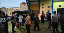 Anggota Polsek Cimanggis mengamankan tiga pelajar terlibat tawuran  antar Kelompok  di Sukatani, Tapos, Jumat Petang, 30 Mei 2025. Berserta barang bukti senjata tajam disita. (Sumber: Polsek Cimanggis)