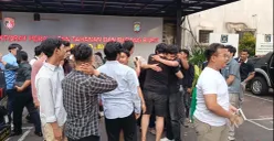 Para mahasiswa Universitas Trisakti menyambut rekan-rekannya yang dibebaskan atau ditangguhkan penahanannya di Polda Metro Jaya, Jakarta Selatan. (Sumber: Poskota/Ali Mansur)