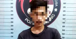 Tersangka AS saat diamankan di ruang Satresnarkoba Polres Serang. (Sumber: Dok. Humas Polres Serang)
