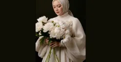 Ubah Foto Biasa Jadi Aesthetic Pegang Bunga ala Studio Pakai Gemini AI (Sumber: TikTok/@firdavidha)