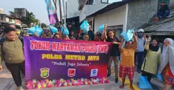 Sejumlah wartawan yang tergabung dalam Forum Wartawan Polri (FWP) Polda Metro Jaya membagikan sembako kepada warga kurang mampu pada Jumat, 31 Oktober 2025. (Sumber: POSKOTA | Foto: Ali Mansur)