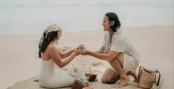 Pembalap, Sean Gelael, resmi melamar aktris Hana Malasan dalam sebuah momen romantis yang digelar di Nihi Sumba, Nusa Tenggara Timur (NTT). (Sumber: Instagram/@gelaelized)