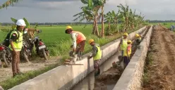 Para pekerja saat melaksanakan pekerjaan pada proyek irigasi DI Cukang Sadang di Kecamatan Pagelaran, Pandeglang. (Sumber: Istimewa)