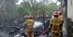 Petugas Damkar Depok melakukan pendinginan di lapak barang bekas yang hangus terbakar hingga rata dengan tanah. (Sumber: Istimewa)